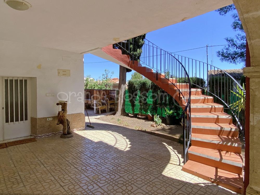 Villa with 3 bedrooms and 2 bathrooms within walking distance to Ador