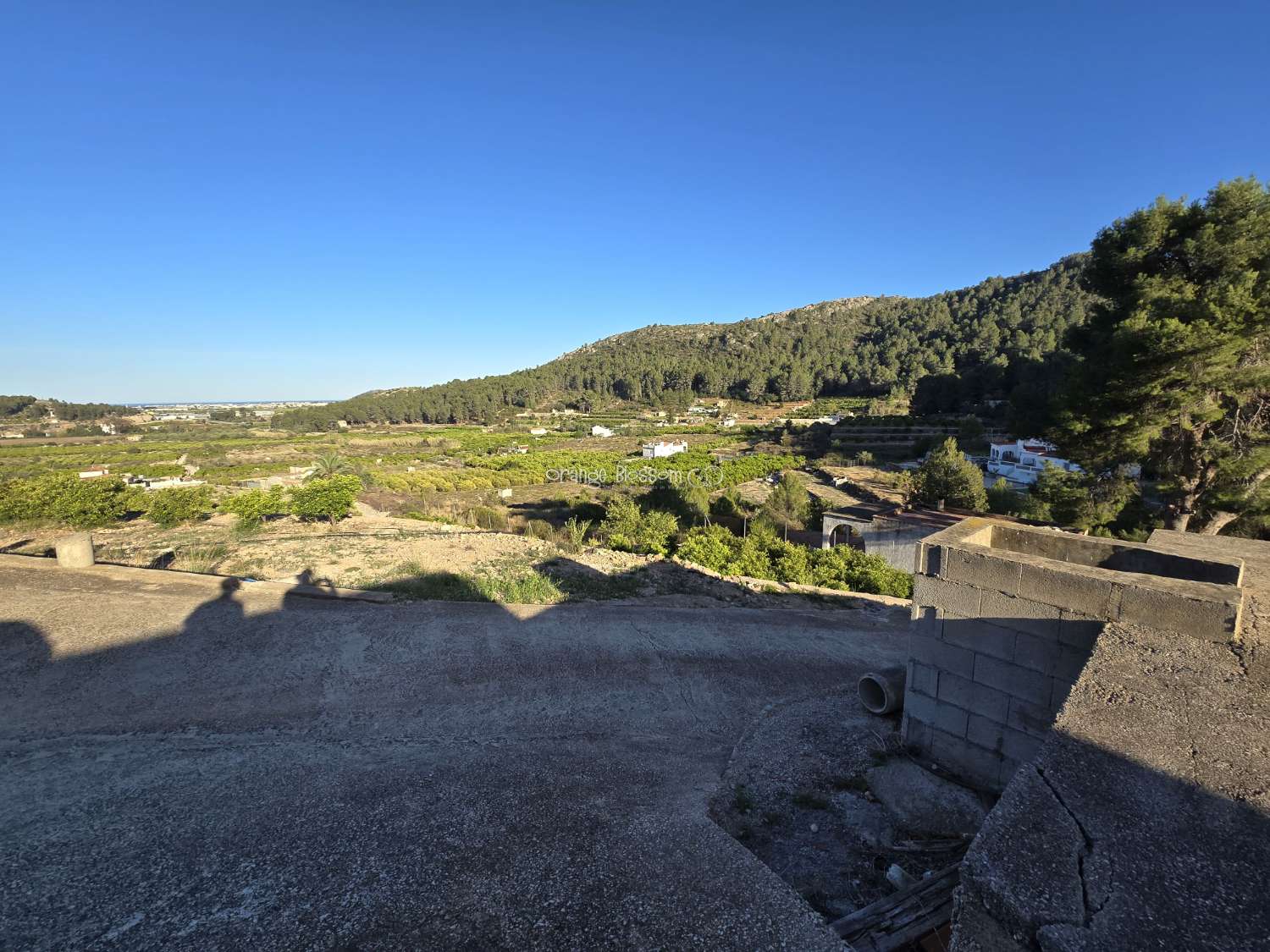 Belle vue sur la montagne et la mer.