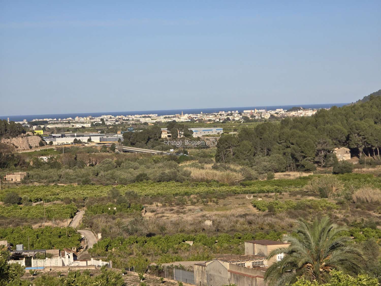 Belle vue sur la montagne et la mer.