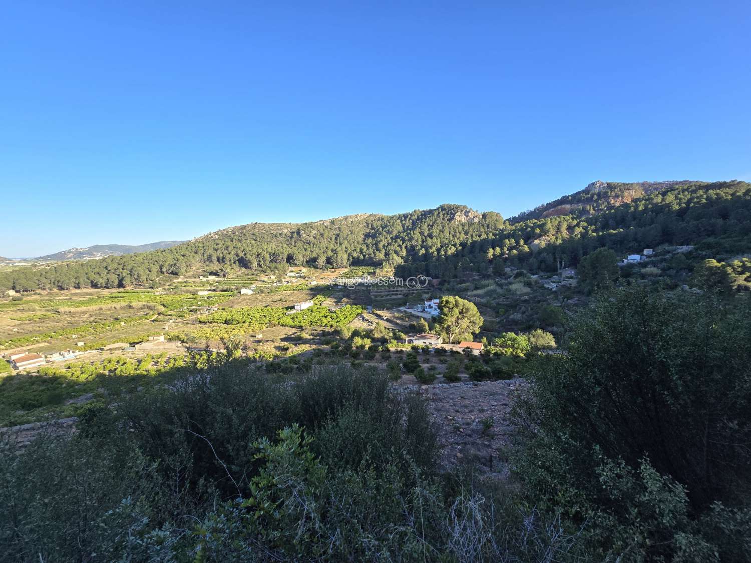 Belle vue sur la montagne et la mer.