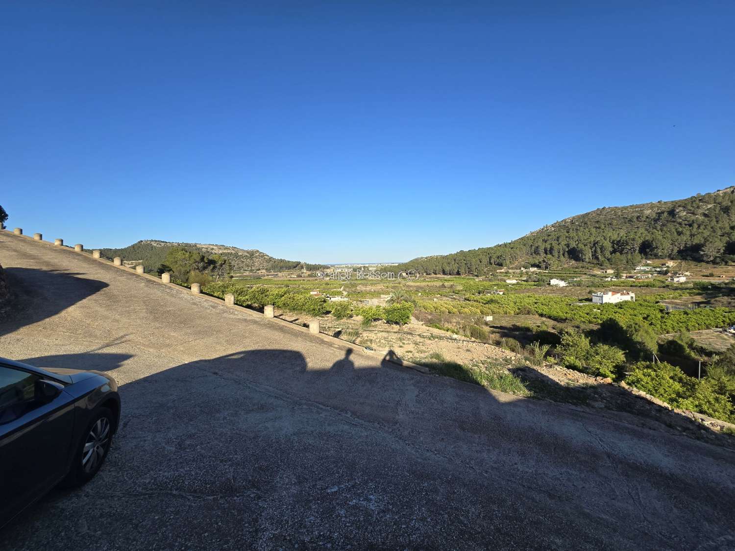 Belle vue sur la montagne et la mer.