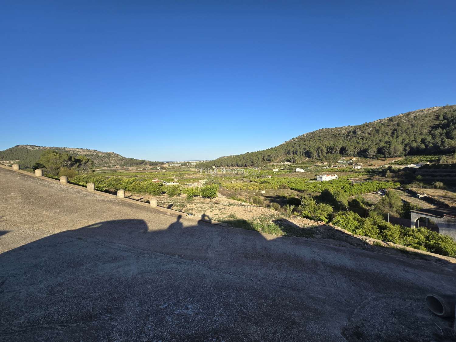 Belle vue sur la montagne et la mer.