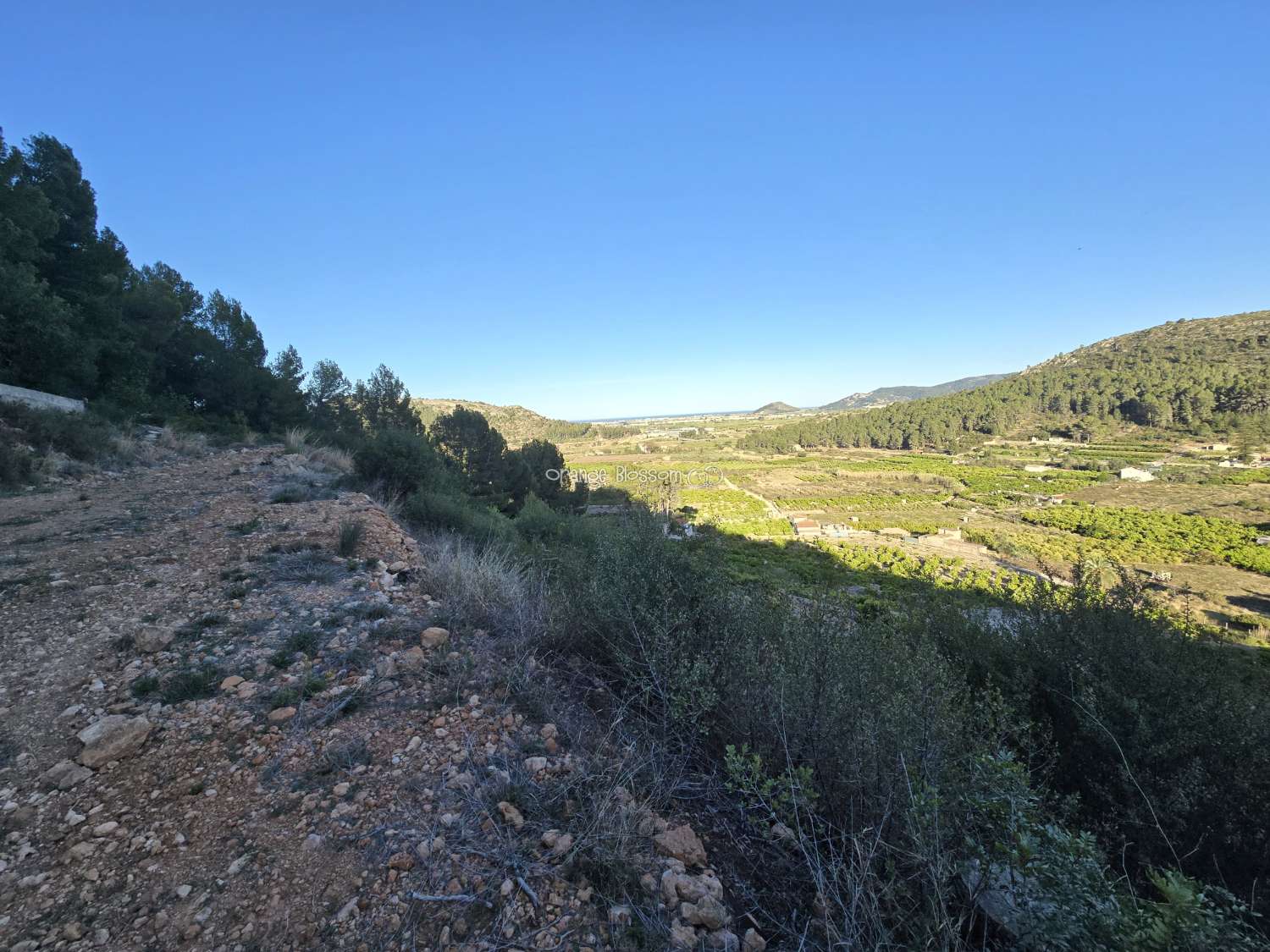 Belle vue sur la montagne et la mer.