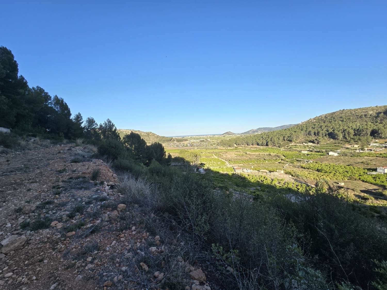 Belle vue sur la montagne et la mer.