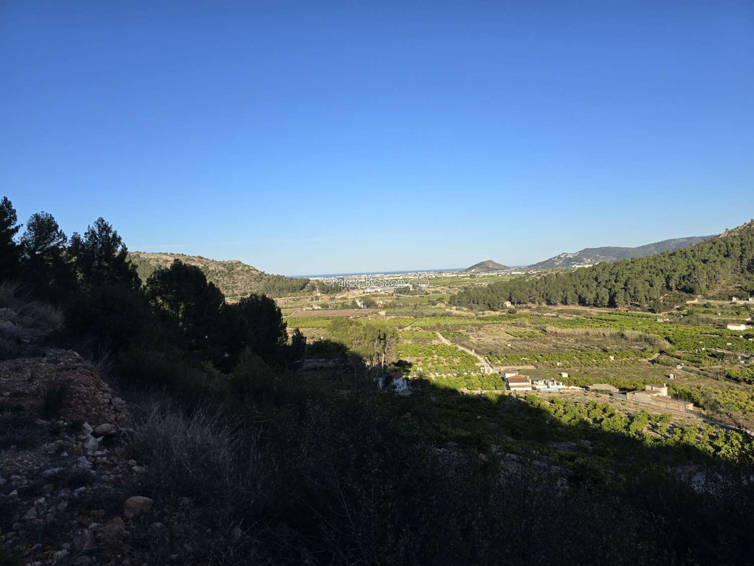 Belle vue sur la montagne et la mer.