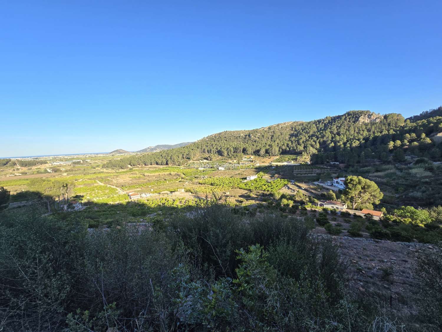 Belle vue sur la montagne et la mer.