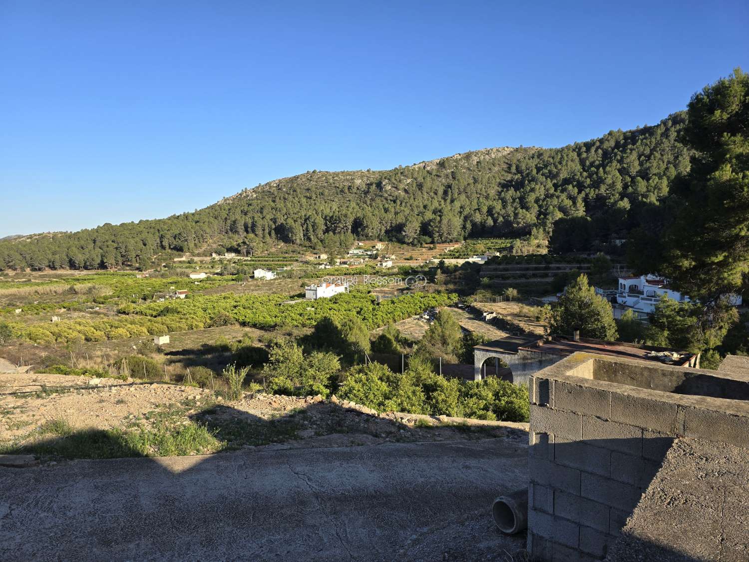 Belle vue sur la montagne et la mer.